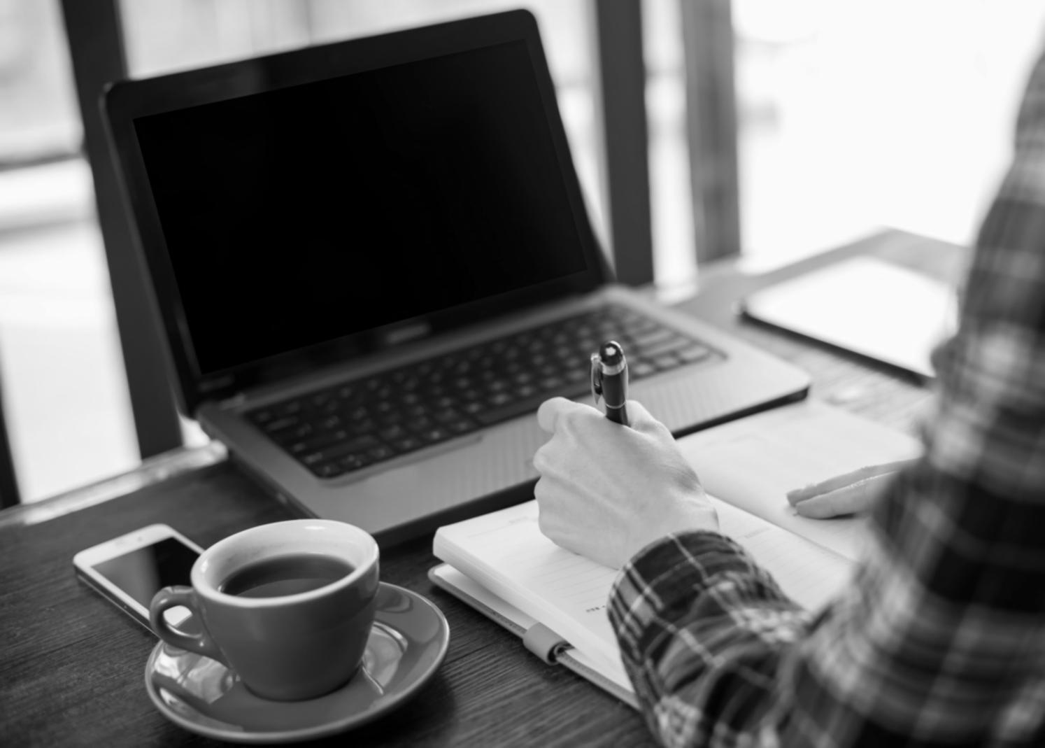 Zespół Floravalo pracujący razem nad projektami edukacyjnymi